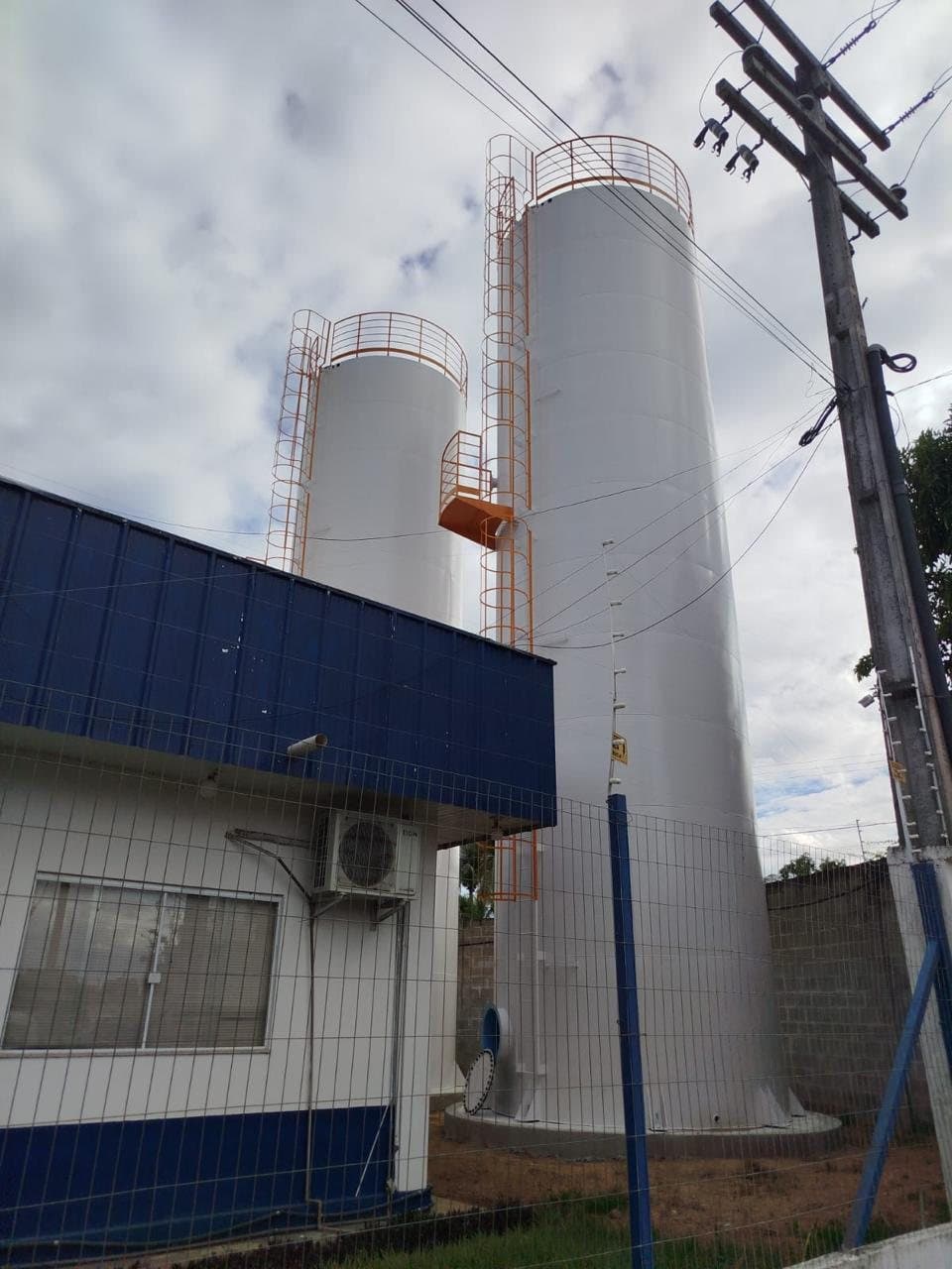 Reservatórios metálicos tipo taça em área urbana