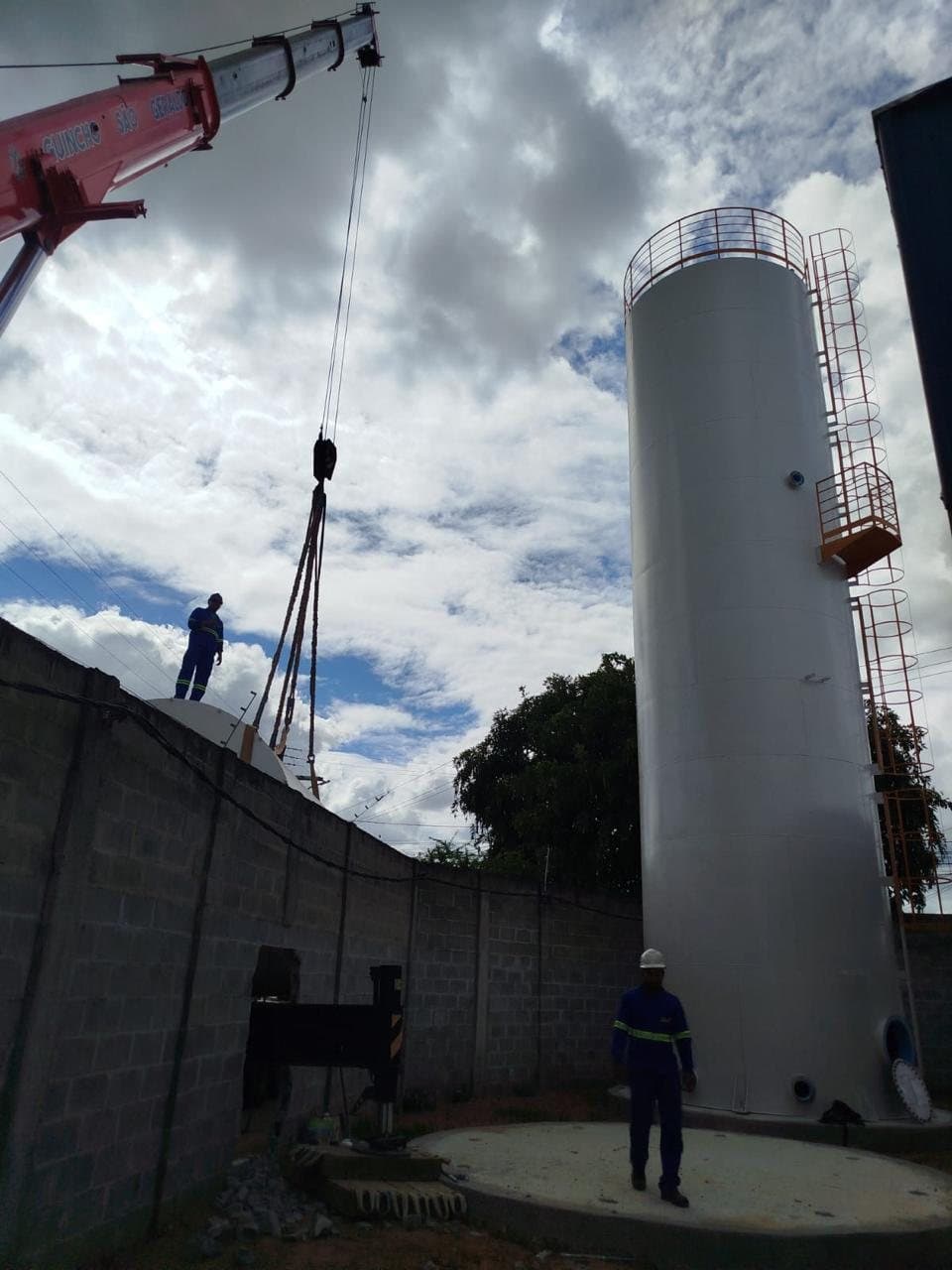 Reservatório metálico tipo taça com acesso lateral
