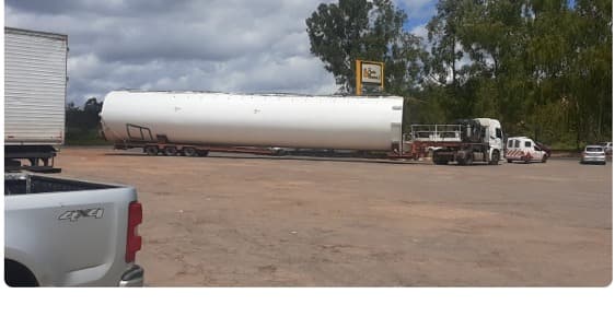 Tanque metálico de grande porte em transporte